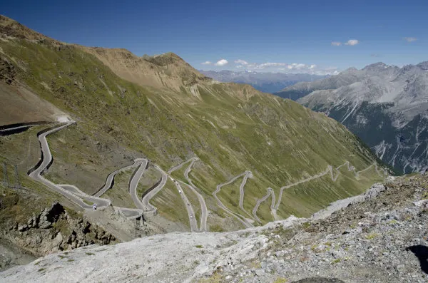 Foto panoramica dei tornanti nel versanto Alto Adige del Passo dello Stelvio