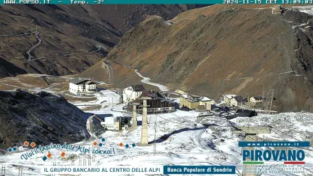 Vista con zoom verso la funivia del Passo Stelvio